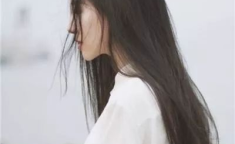 一个女人难过的图片,一幅描绘女性心绪难平的视觉叙事”